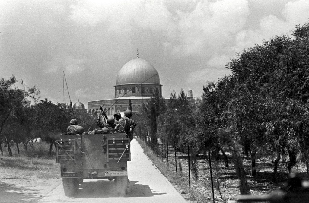 Une photo d’archive montre un véhicule militaire israélien se dirigeant vers le dôme du Rocher en juin 1967 (AFP)