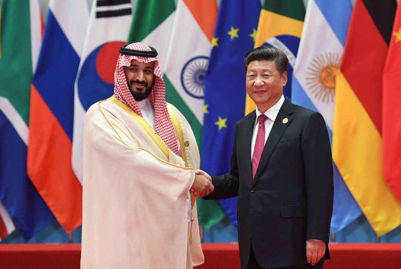 Poignée de main entre Mohammed ben Salmane, alors vice-prince héritier saoudien, et le président chinois Xi Jinping, le 4 septembre 2016 à Hangzhou (AFP) 