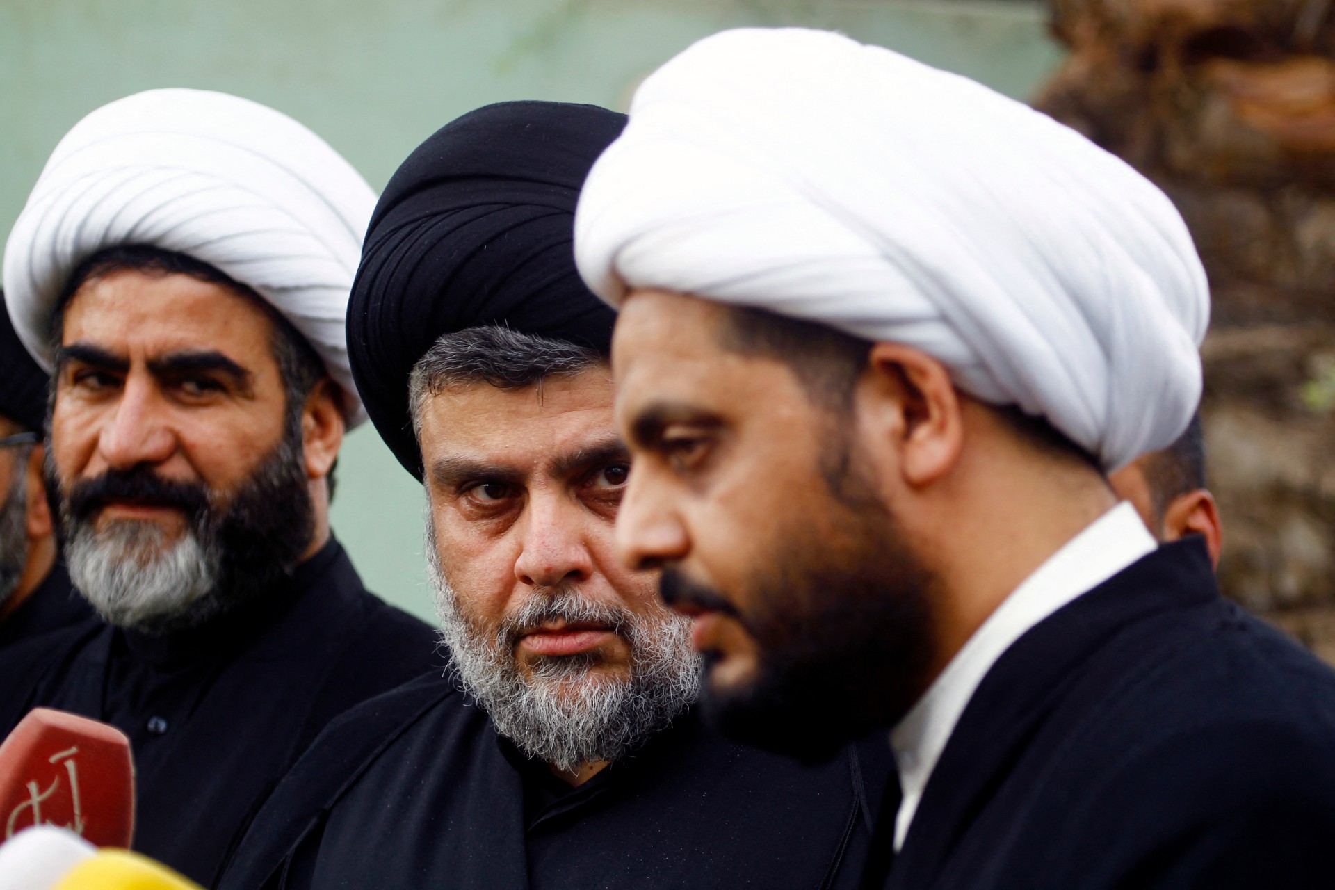 Muqtada al-Sadr (C) listens to Qais al-Khazali (R) during a joint press conference in 2016 (AFP)