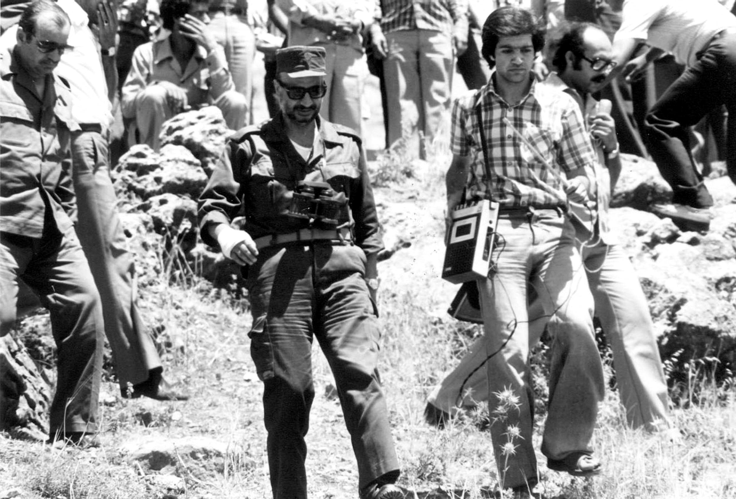Photo non datée des archives de l’Autorité palestinienne qui montre le leader palestinien Yasser Arafat en 1978 dans le sud du Liban (AFP)