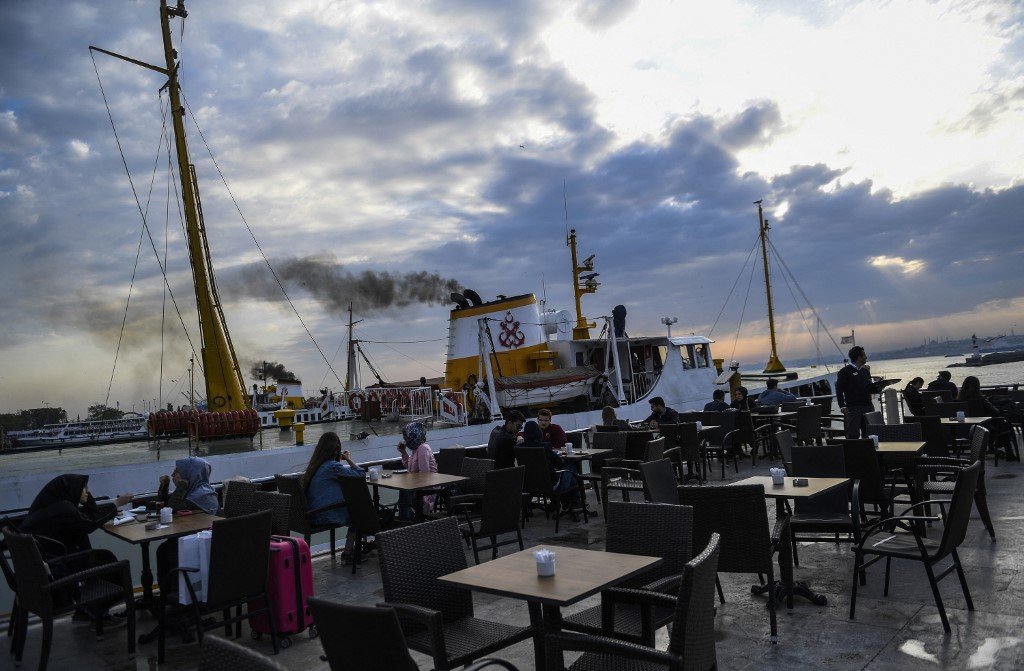 Un café de Kadıköy, un quartier d’Istanbul vers lequel de nombreux Russes se sont dirigés (AFP)