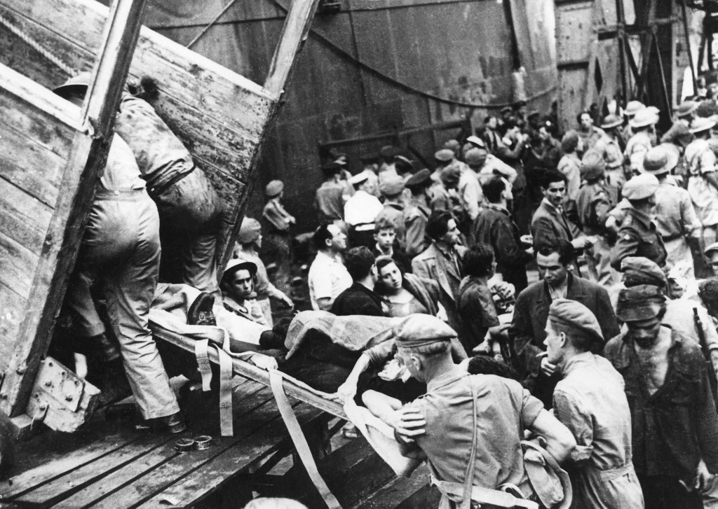 Environ 3 500 immigrants juifs sont refoulés par des soldats anglais à Haïfa, en Palestine sous mandat britannique, le 29 novembre 1946 (AFP)