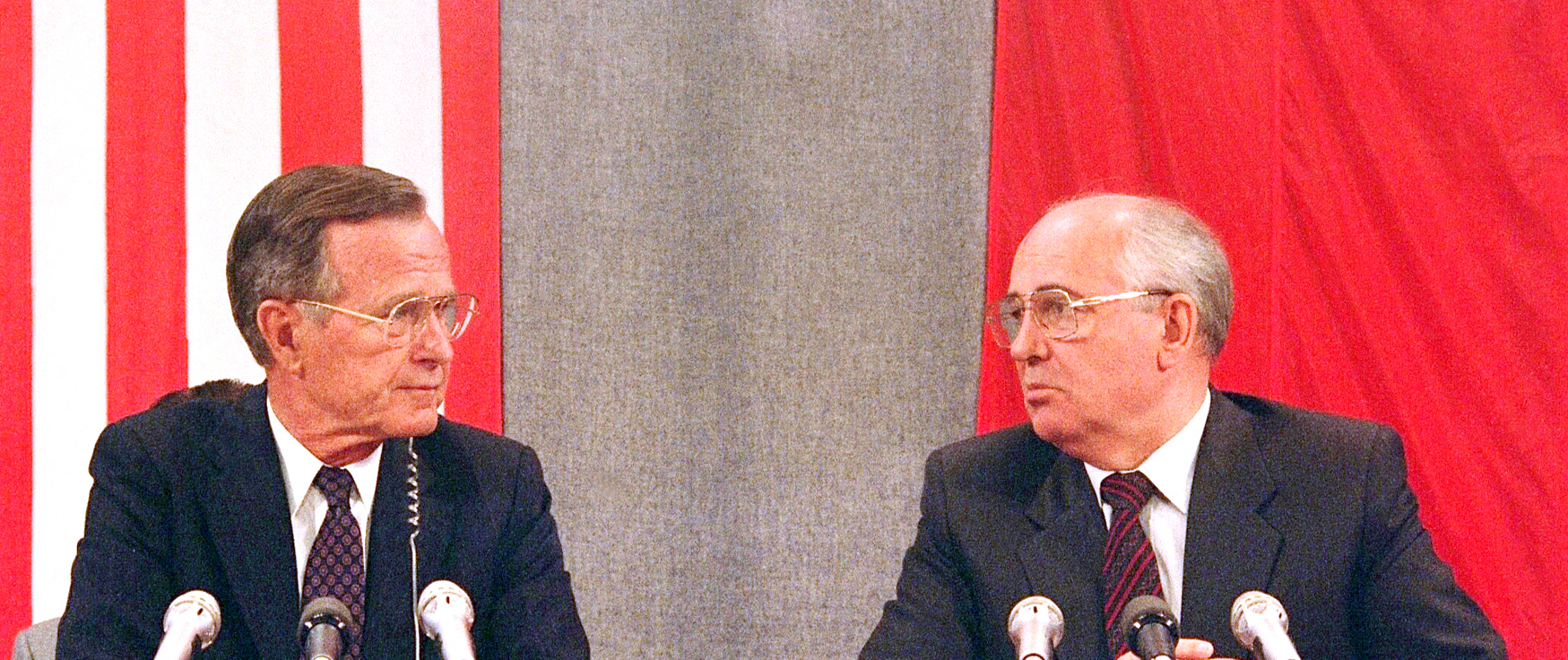Le président américain de l’époque George Bush et son homologue soviétique Mikhaïl Gorbatchev, après un sommet américano-soviétique de deux jours consacré au désarmement, le 31 juillet 1991 (AFP)