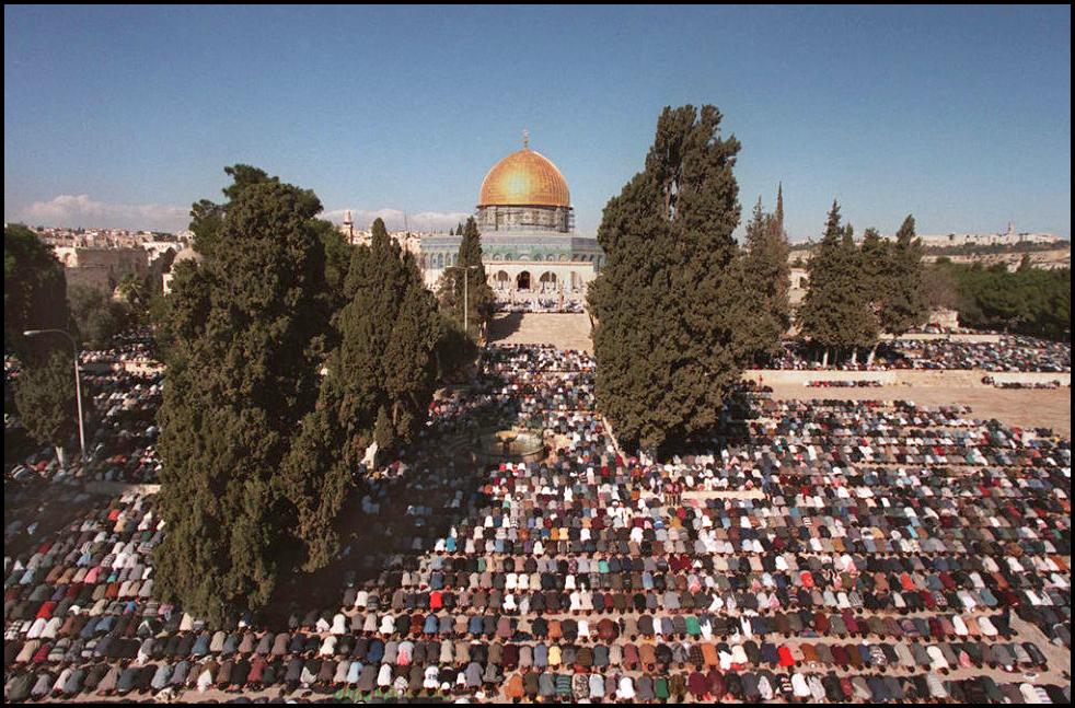 Muslim pray at the Al Aqsa Mosque in Jerusalem's Old City 10 January 1997 on the first day of the holy month of Ramadan (AFP)