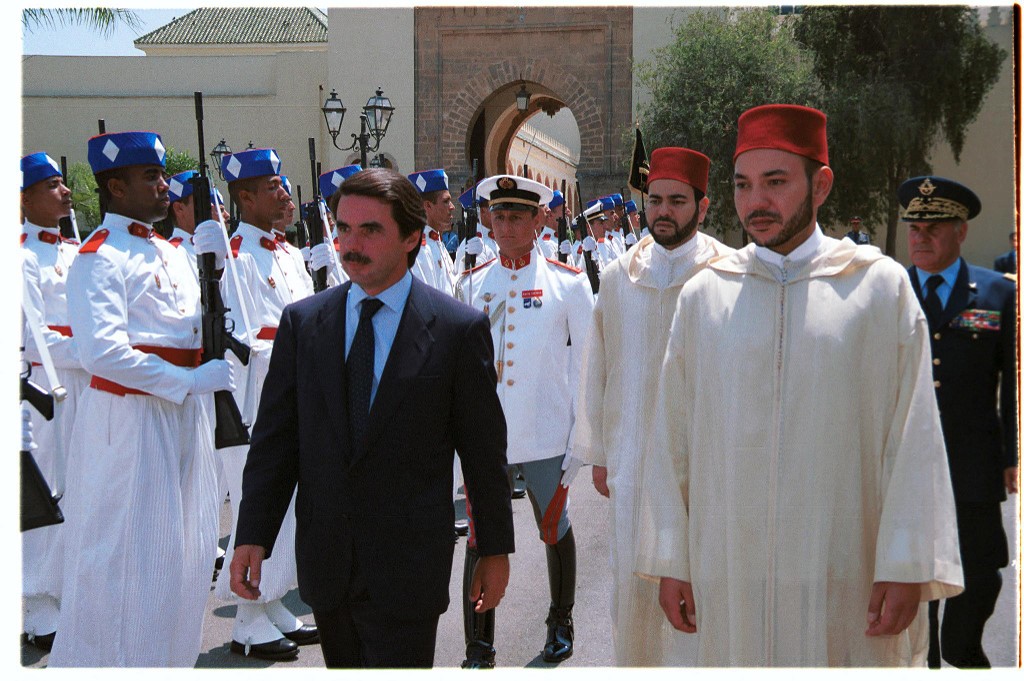 Le Premier ministre espagnol José María Aznar, accompagné du roi Mohammed VI, passe en revue les troupes à son arrivée à Rabat, le 16 août 1999, lors d’une visite officielle après une dispute diplomatique au sujet de Ceuta et Melilla (AFP)