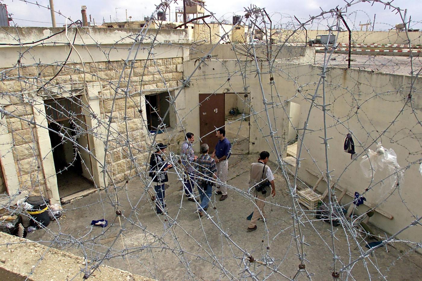 Vue de la cour de la prison de Khyam le 24 mai 2000, un jour après la libération des détenus par une foule ayant fait irruption dans son enceinte (AFP)