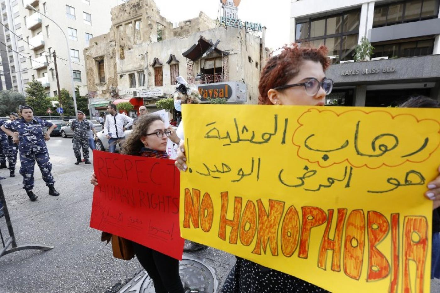 Des militants participent à une manifestation devant le commissariat de police de Hbeich, à Beyrouth, pour exiger la libération de quatre femmes transsexuelles, le 15 mai 2016 (AFP)