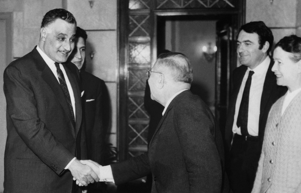 Le président égyptien Gamal Abdel Nasser (à gauche) salue Jean-Paul Sartre (au centre) au Caire en mars 1967, en présence de Simone de Beauvoir (à droite) et du directeur des Temps modernes Jacques Lanzmann (MENA/AFP)