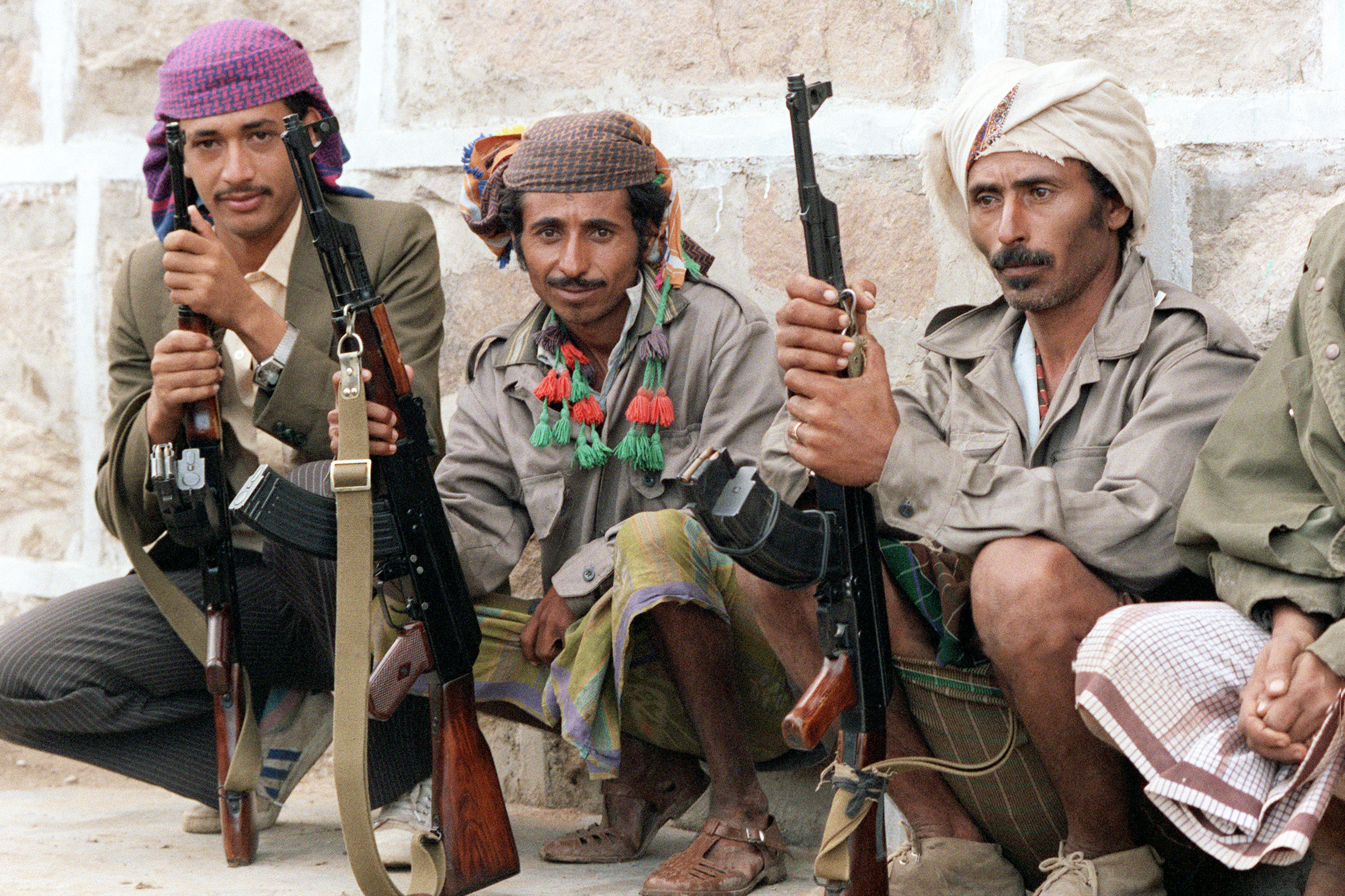 Militiamen, partisan of Yemen Socialist Party senior leader Abdul Fattah Ismail, pose with their guns, on 2 February 1986, near a checkpoint in Aden (AFP