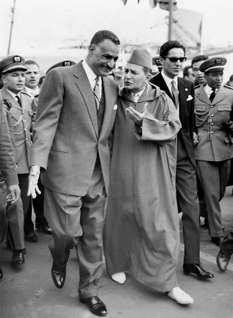 Le roi du Maroc Mohammed V accueille le président égyptien Gamal Abdel Nasser qui vient d’arriver par bateau à Casablanca pour assister à l’ouverture de la Conférence africaine le 3 janvier 1961 (AFP)