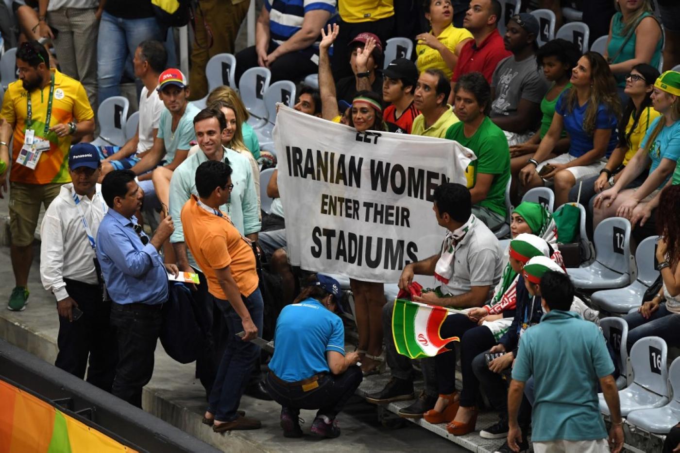 Des Iraniennes manifestent pour le droit d’entrer dans les stades (AFP)