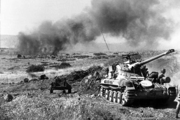 Des chars israéliens de fabrication française en action sur cette photo prise en juin 1967 pendant la guerre sur le plateau du Golan (AFP)