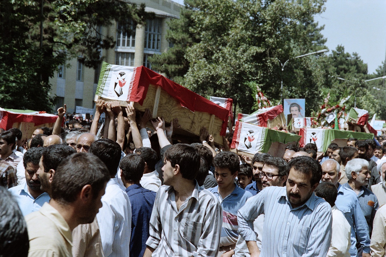 Plus de 10 000 Iraniens sont rassemblés lors du transport de 72 cercueils à travers les rues de Téhéran pour protester contre l’attaque américaine contre le vol Iran Air 655 qui a tué 290 passagers, le 7 juillet 1988 (AFP)