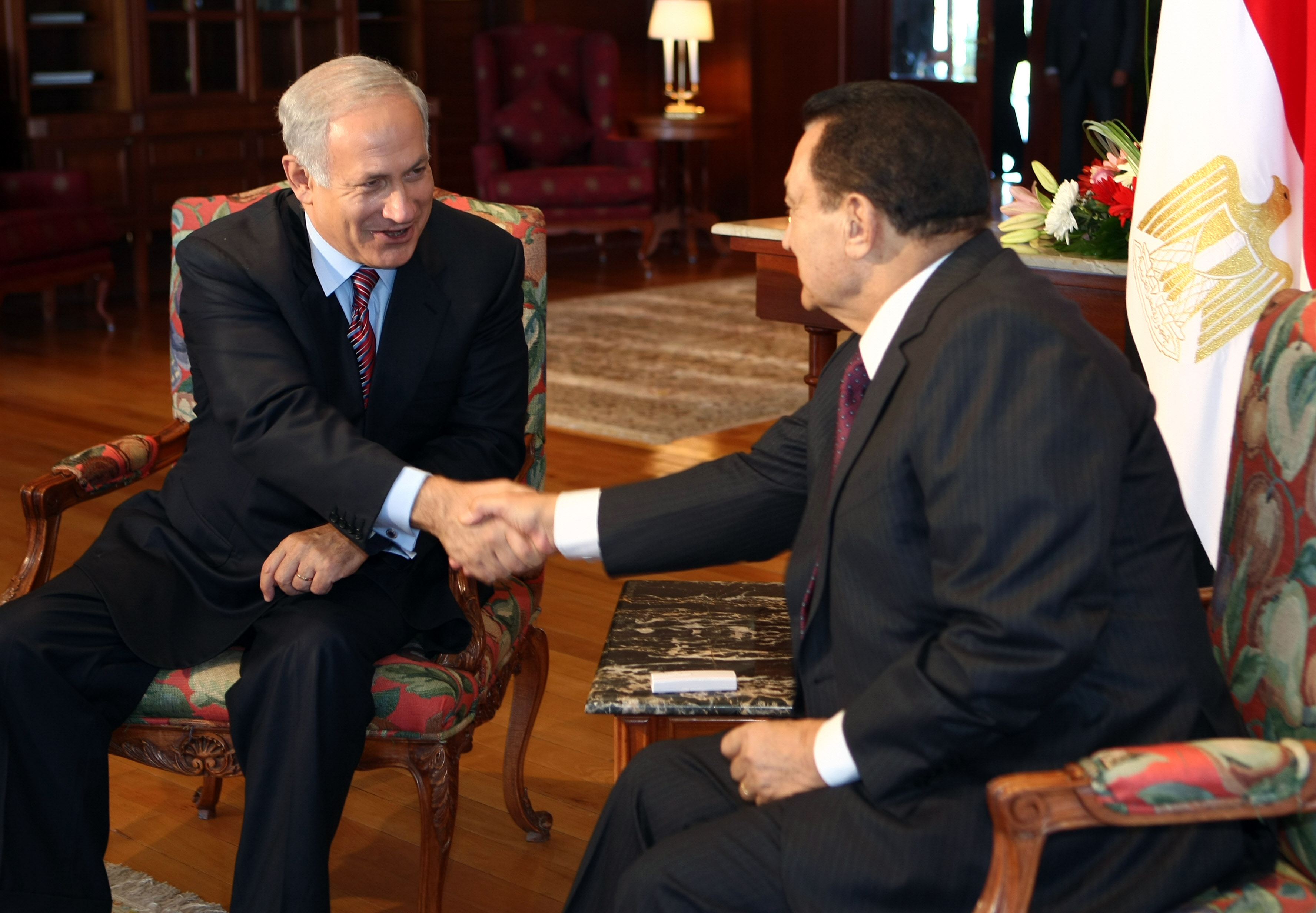Egyptian President Hosni Mubarak (R) shakes hands with Israeli Prime Minister Benjamin Netanyahu (L) during a meeting in the Egyptian Red Sea resort town of Sharm El-Sheikh on May 11, 2009. 