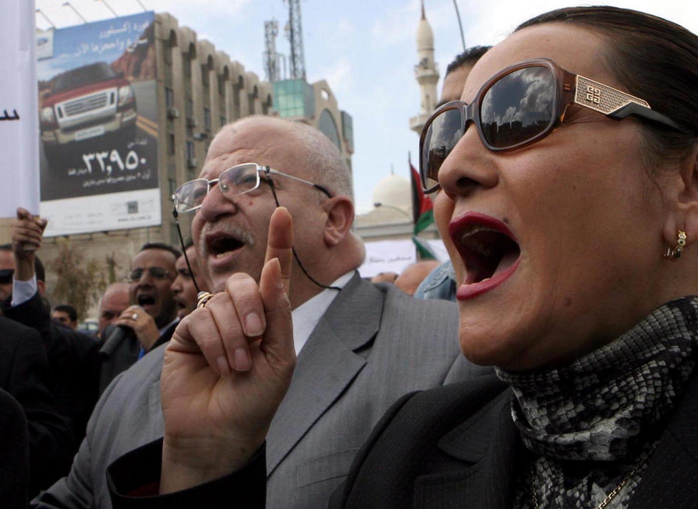 Des journalistes jordaniens manifestent devant le quotidien gouvernemental Al-Rai à Amman pour réclamer des « médias indépendants et libres », le 7 mars 2011 (AFP)