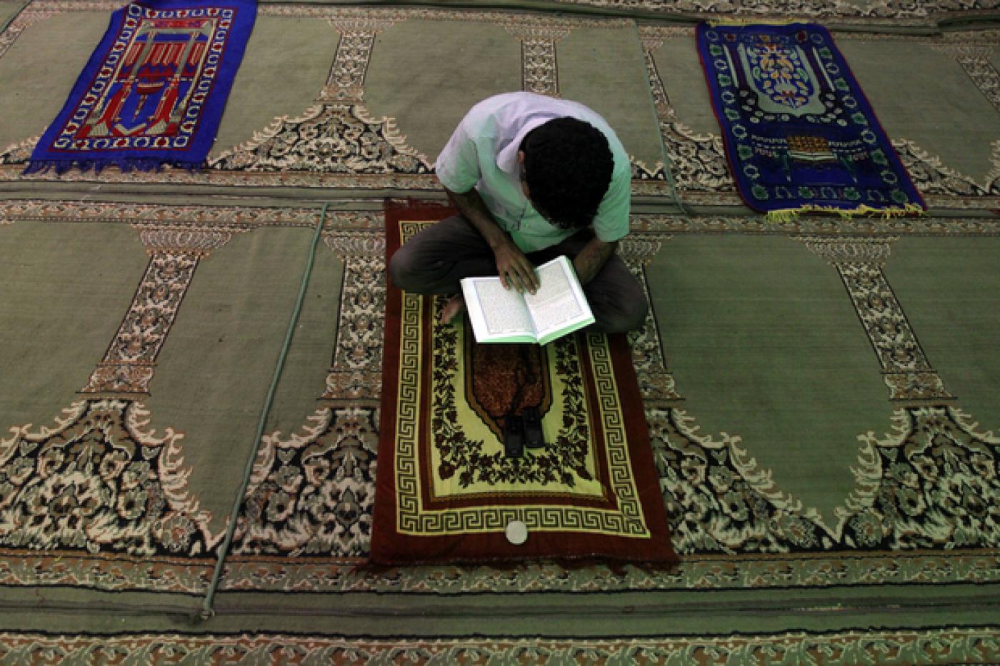 Un musulman lit le Coran dans une mosquée (AFP)