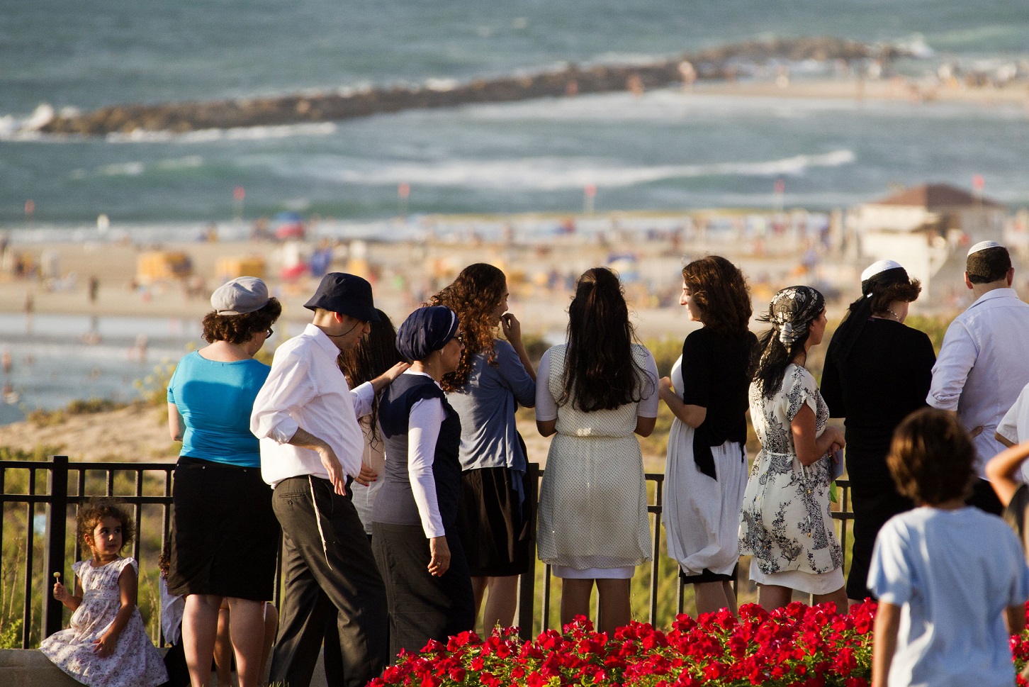Des personnes de confession juive lisent la prière du Tachlikh, dans la ville côtière israélienne de Netanya, pendant Roch Hachana, le Nouvel An juif, le 5 septembre 2013 (AFP)