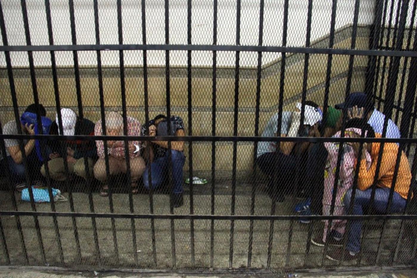 Des hommes sont détenus pour homosexualité en Égypte, le 1er novembre 2014 (AFP)