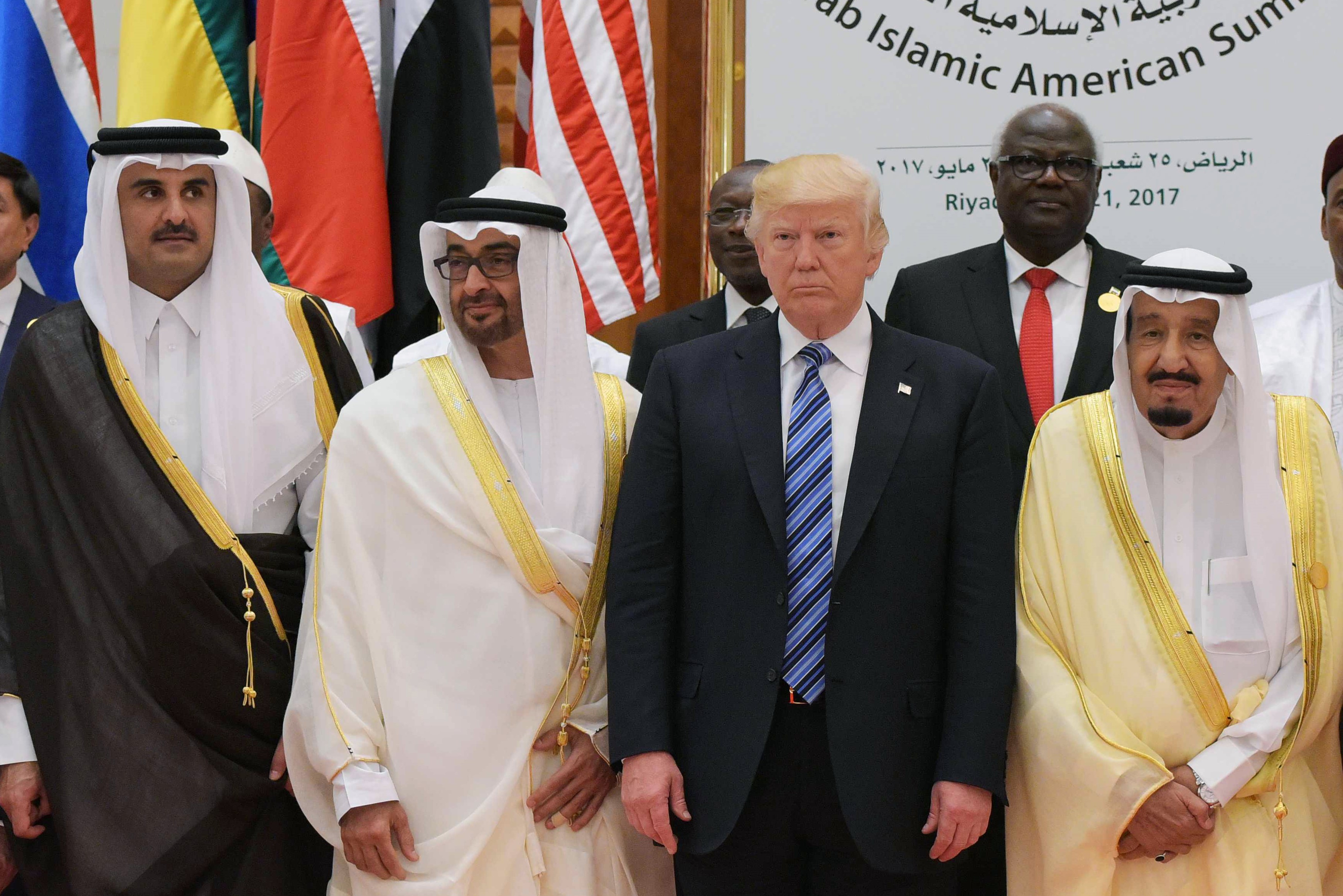 Le président américain Donald Trump, le roi d’Arabie saoudite, le prince héritier d’Abou Dabi et l’émir du Qatar posent pour une photo de groupe lors du sommet arabo-islamo-américain du 21 mai 2017 (AFP)