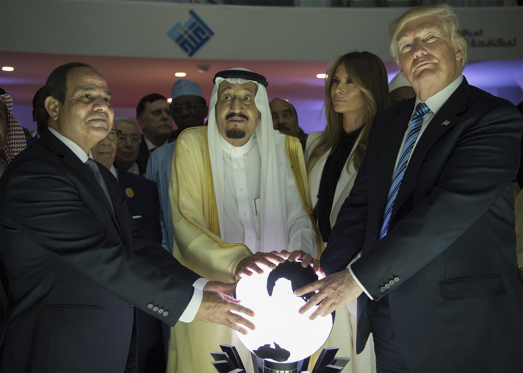Trump posing for a picture with Egyptian President Abdel Fattah el-Sisi (L) and Saudi Arabia's King Salman bin Abdulaziz al-Saud on 21 May, 2017 (AFP)