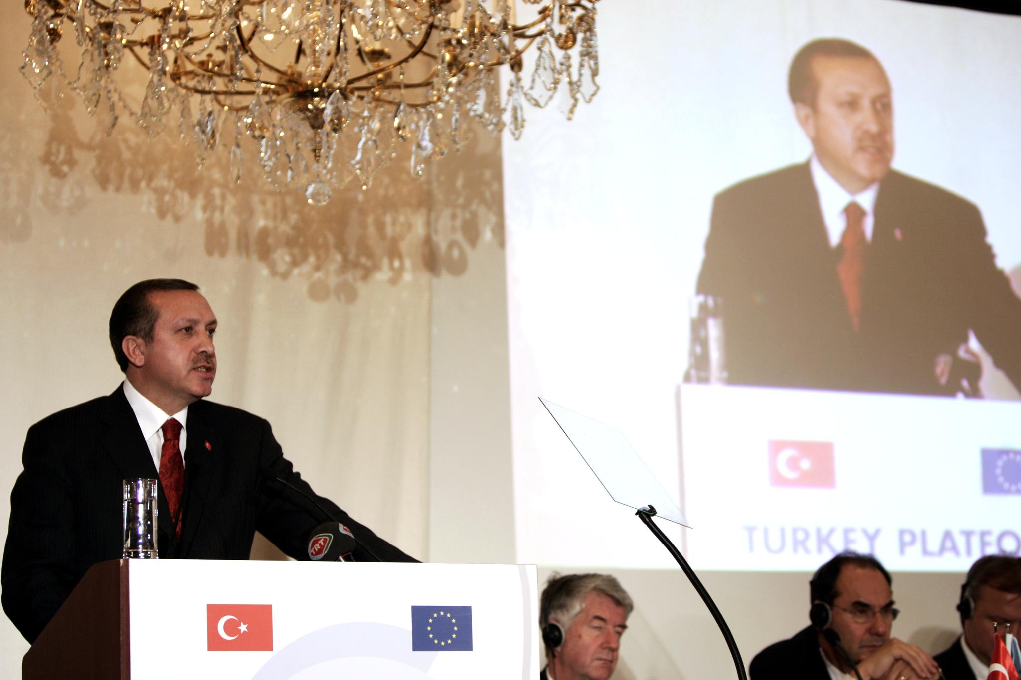 Recep Tayyip Erdoğan prononce un discours lors du séminaire de la Turkish Platform, le 10 décembre 2004, à Bruxelles (AFP)