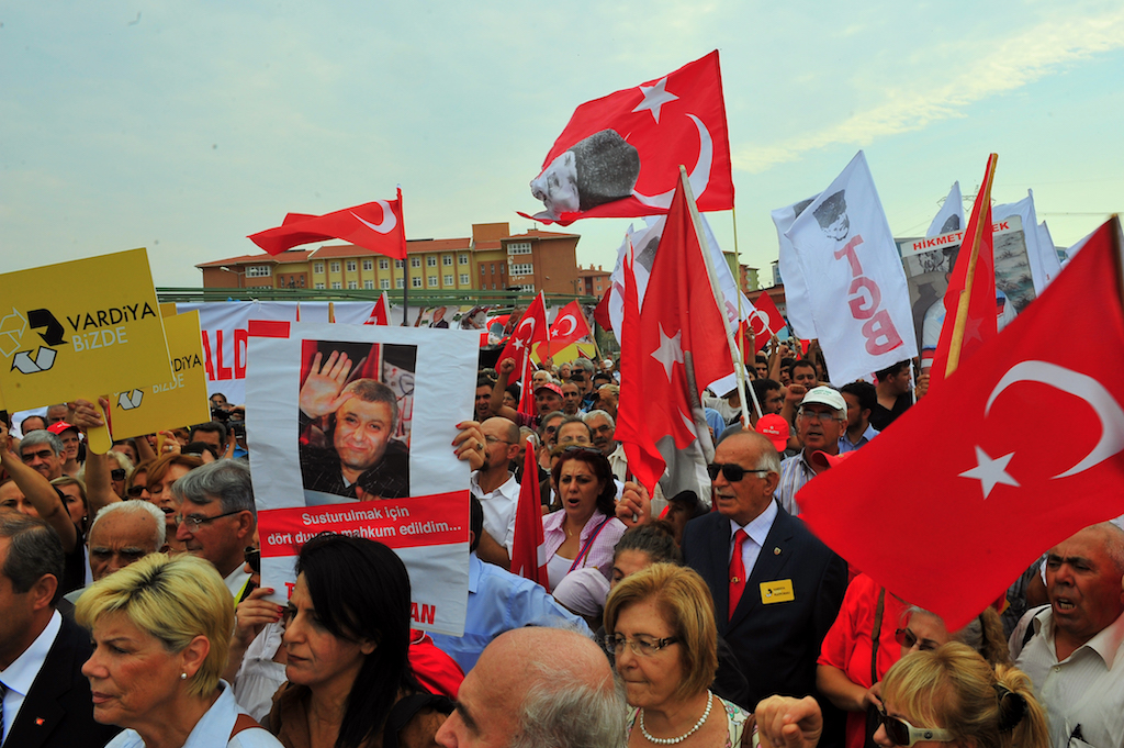 Les partisans des personnes visées par le procès Ergenekon manifestent devant la prison de Silivri près d’Istanbul en 2011 (AFP)