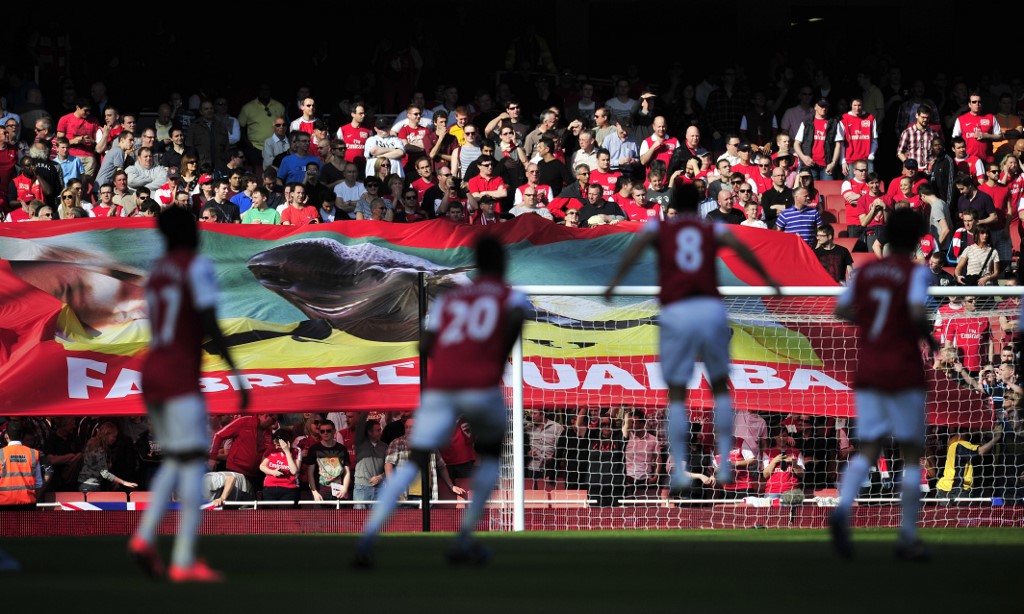 Les supporters d’Arsenal déploient une photo de Fabrice Muamba en mars 2012 après l’arrêt cardiaque du footballeur alors qu’il jouait pour Bolton (AFP)