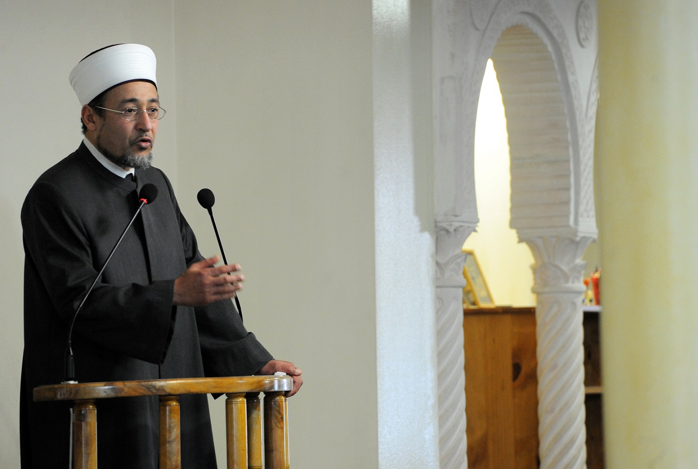 Tareq Oubrou, recteur de la mosquée de Bordeaux, prononce un sermon pendant la prière du vendredi le 27 décembre 2013 (AFP)