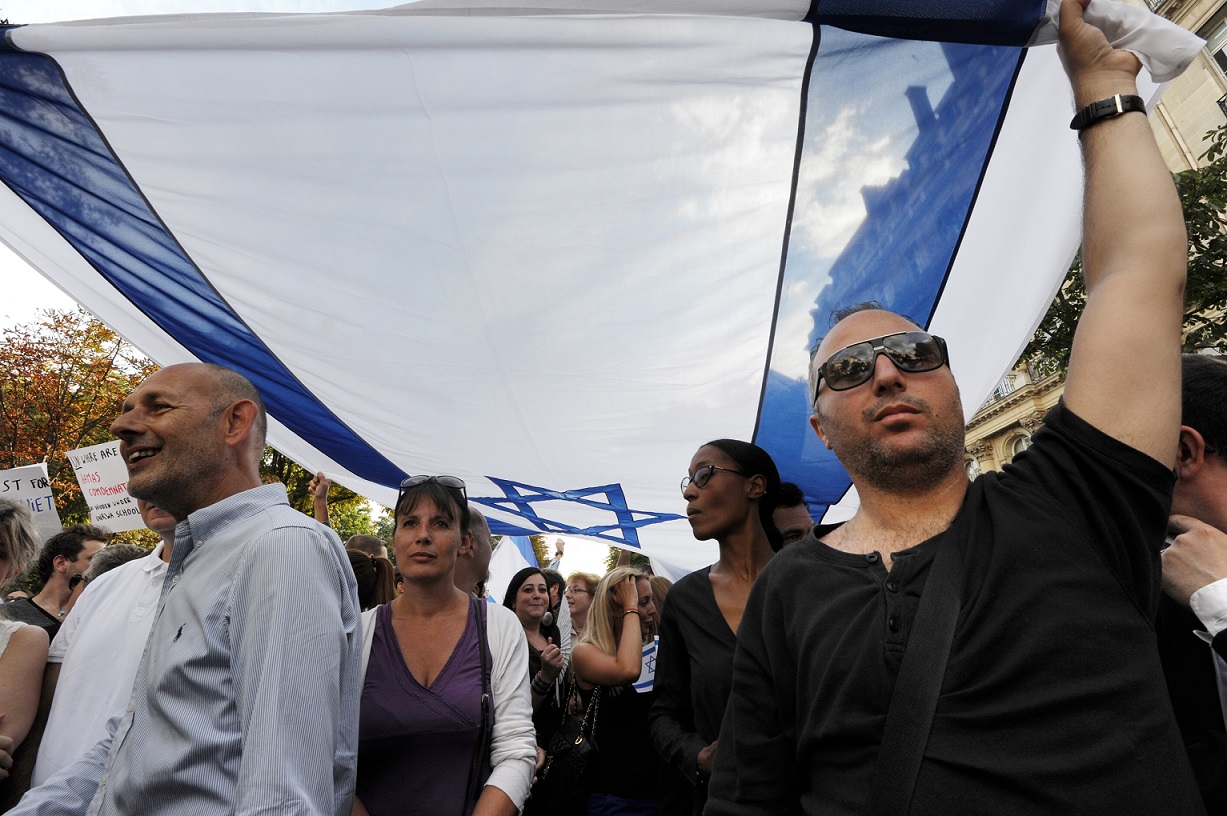 Manifestation pro-israélienne convoquée par le Conseil représentatif des institutions juives de France (CRIF) devant l’ambassade d’Israël à Paris le 31 juillet 2014 alors que la France envisage de dissoudre la Ligue de défense juive, un groupe juif radical (AFP)