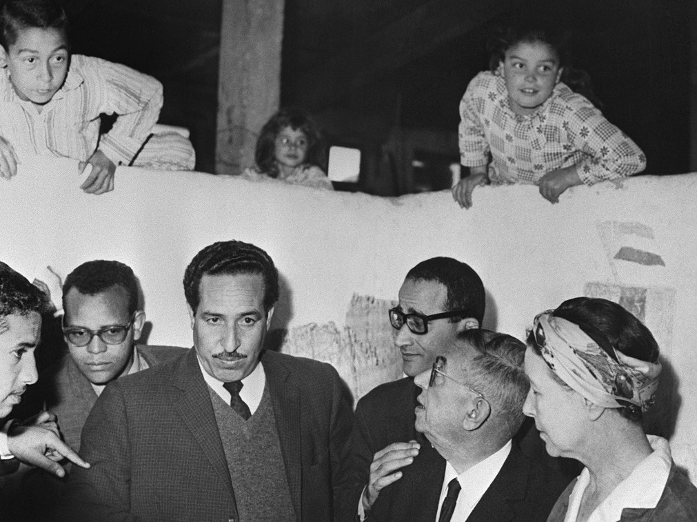 Jean-Paul Sartre (2e à droite) et Simone de Beauvoir (à droite) visitent un camp de réfugiés palestiniens en mars 1967 à Gaza (AFP)