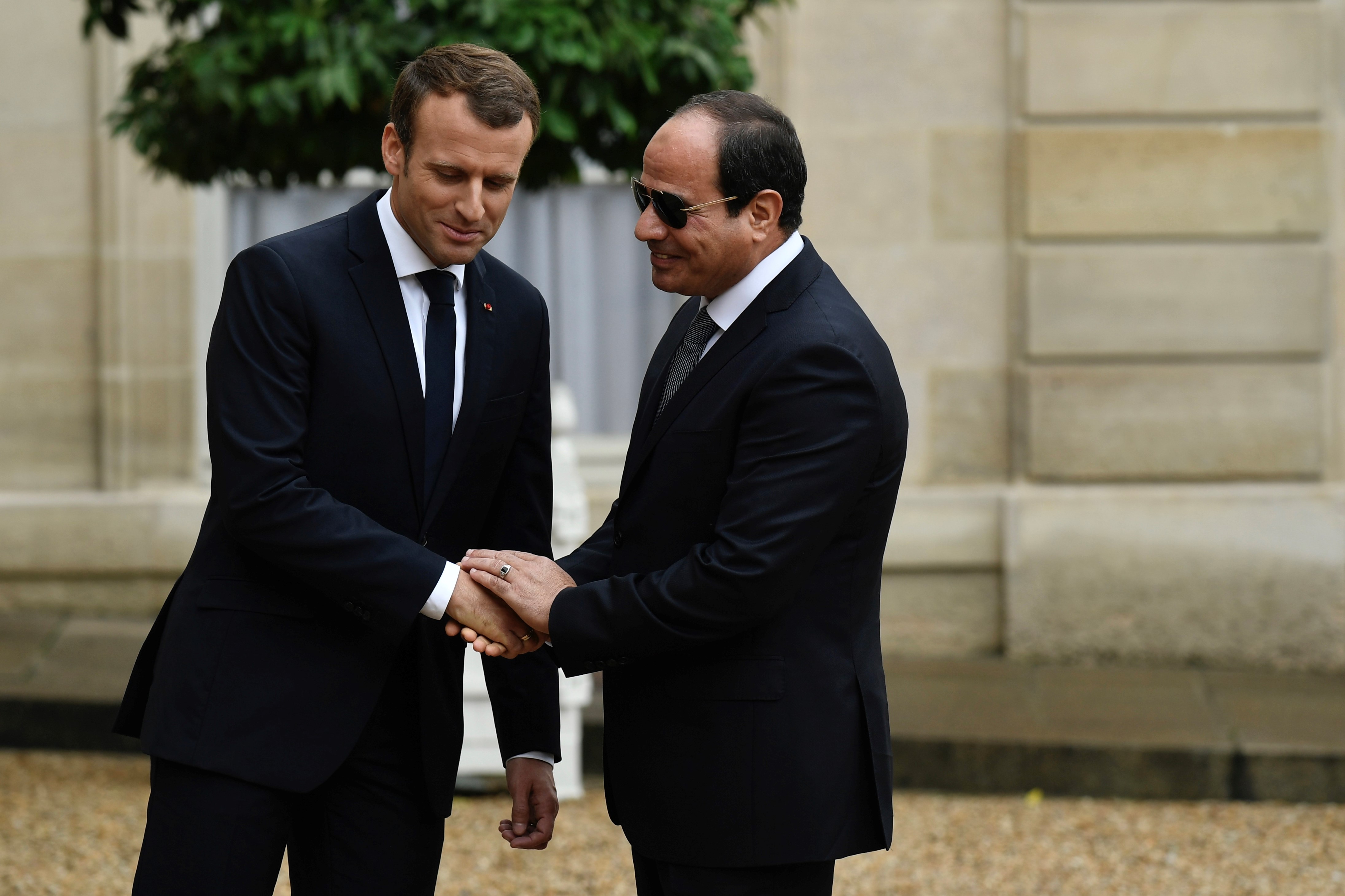 Le président français Emmanuel Macron (à gauche) serre la main du président égyptien Abdel Fattah al-Sissi à son arrivée à l’Élysée, à Paris le 24 octobre 2017 (AFP)