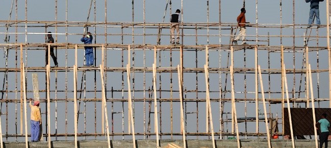 Labourers are seen working at a construction site of a new project in Dubai on 5 November, 2017(AFP