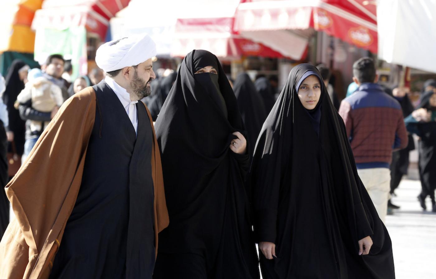 Des touristes iraniens se promènent près du sanctuaire de Fatima Masoumeh dans la ville sainte de Qom, en Iran (AFP)