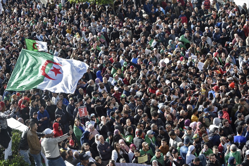 Les Algérois manifestent depuis 11h ce matin contre la tenue de la présidentielle au centre-ville de la capitale (AFP)