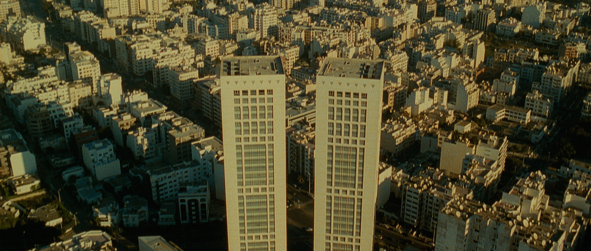Dans Ali Zaoua, prince de la rue, lorsque Nabil Ayouch survole les tours du Twin Center, vues comme les poumons de Casablanca, se fait entendre la voix chantante du petit Boubker, qui apparaît alors comme le cœur de la ville (Ali n' Productions/Alexis Films)