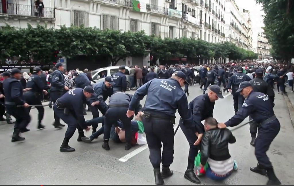 La police a procédé à plusieurs arrestations. Des témoignages parlent aussi de blessés légers lorsque les policiers chargent les manifestants (AFP)