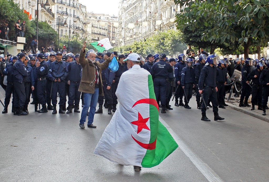 Toute la journée, la police et les manifestants ont joué au chat et à la souris autour des axes principaux d’Alger-centre (AFP)
