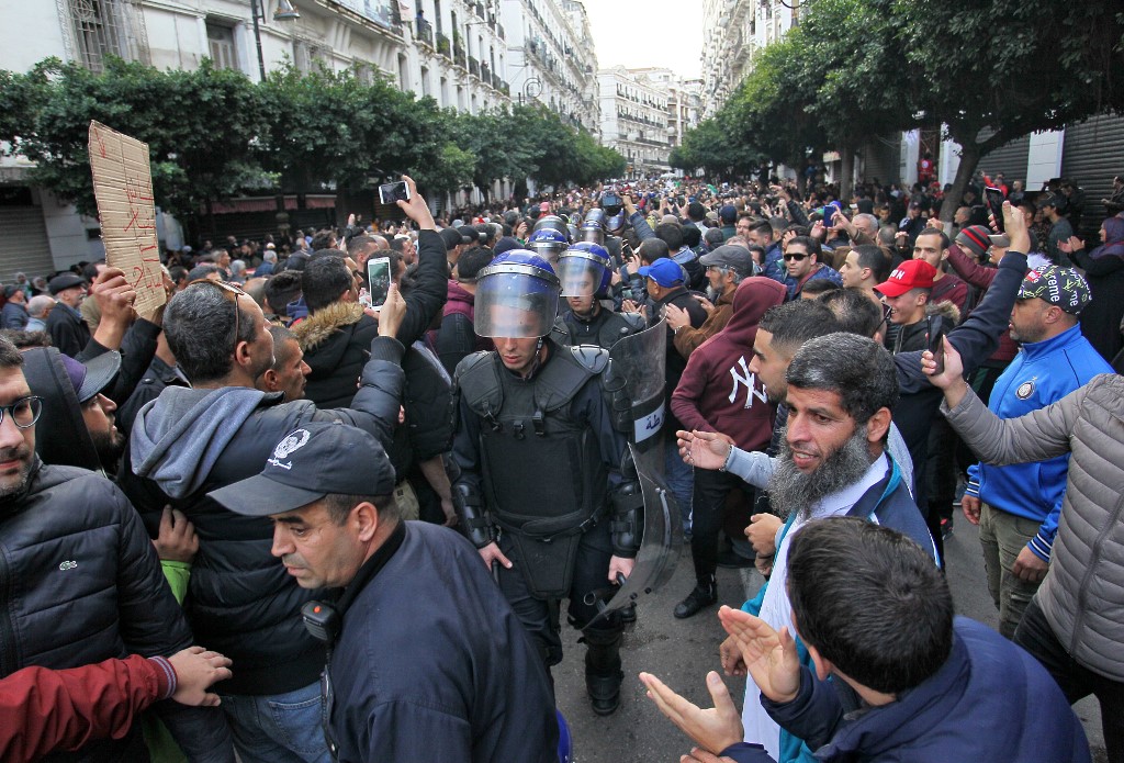  En milieu d’après-midi, la police a dû céder l’espace aux manifestants dont le nombre ne cessait d’augmenter (AFP)