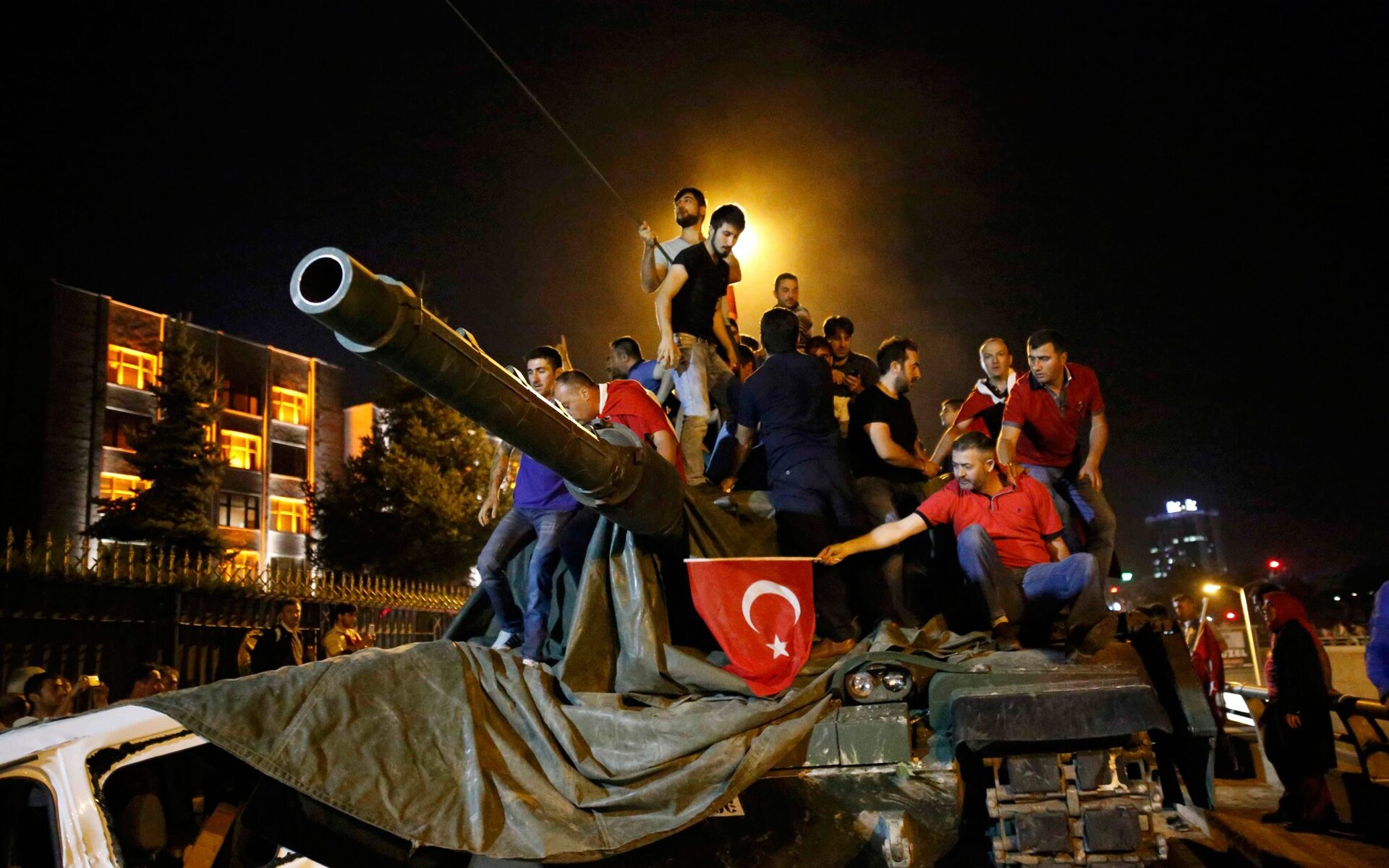 Des hommes se tiennent sur un tank lors de la tentative de coup d’État à Ankara, dans la nuit du 15 au 16 juillet 2016 (Reuters)