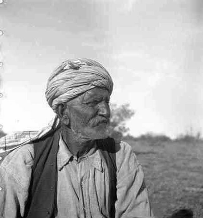 Le chamelier Mahomed Usef, originaire d’Afghanistan, est photographié près de la mosquée de Broken Hill, en Australie, en 1935 (Wikimedia Commons)