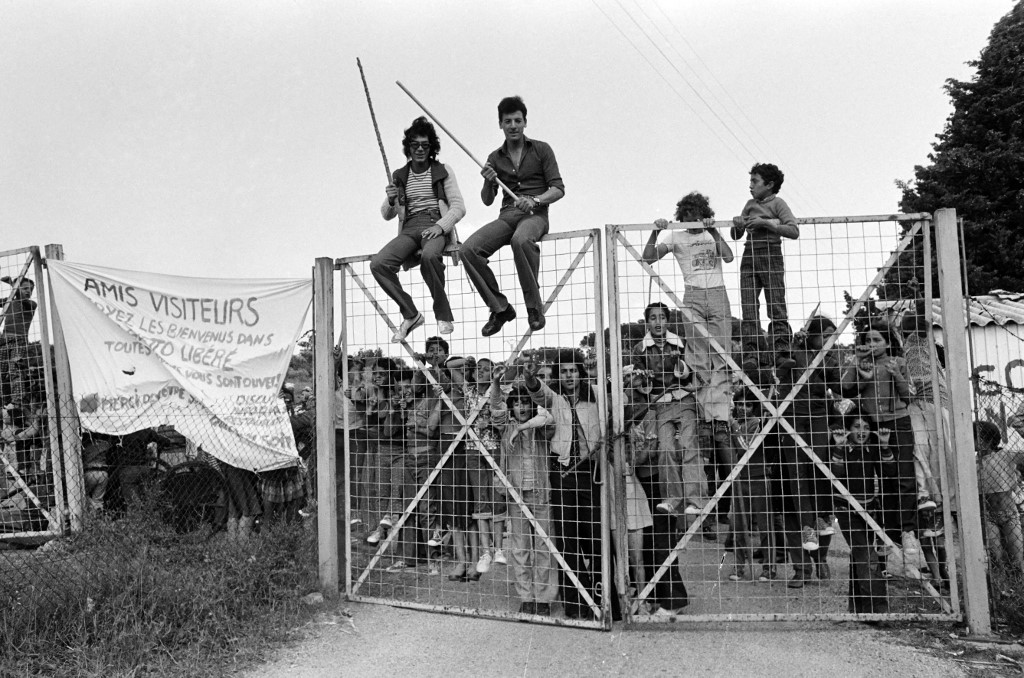 Photo d’archive prise le 2 juin 1975 montrant de jeunes musulmans français, enfants de harkis, manifester devant le camp de Saint-Maurice-l’Ardoise pour attirer l’attention sur les conditions de vie des harkis (AFP)