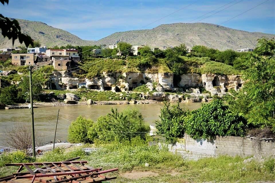 For hundreds of years people in Hasankeyf lived in caves on the banks of the Tigris (MEE/Nimet Kirac)