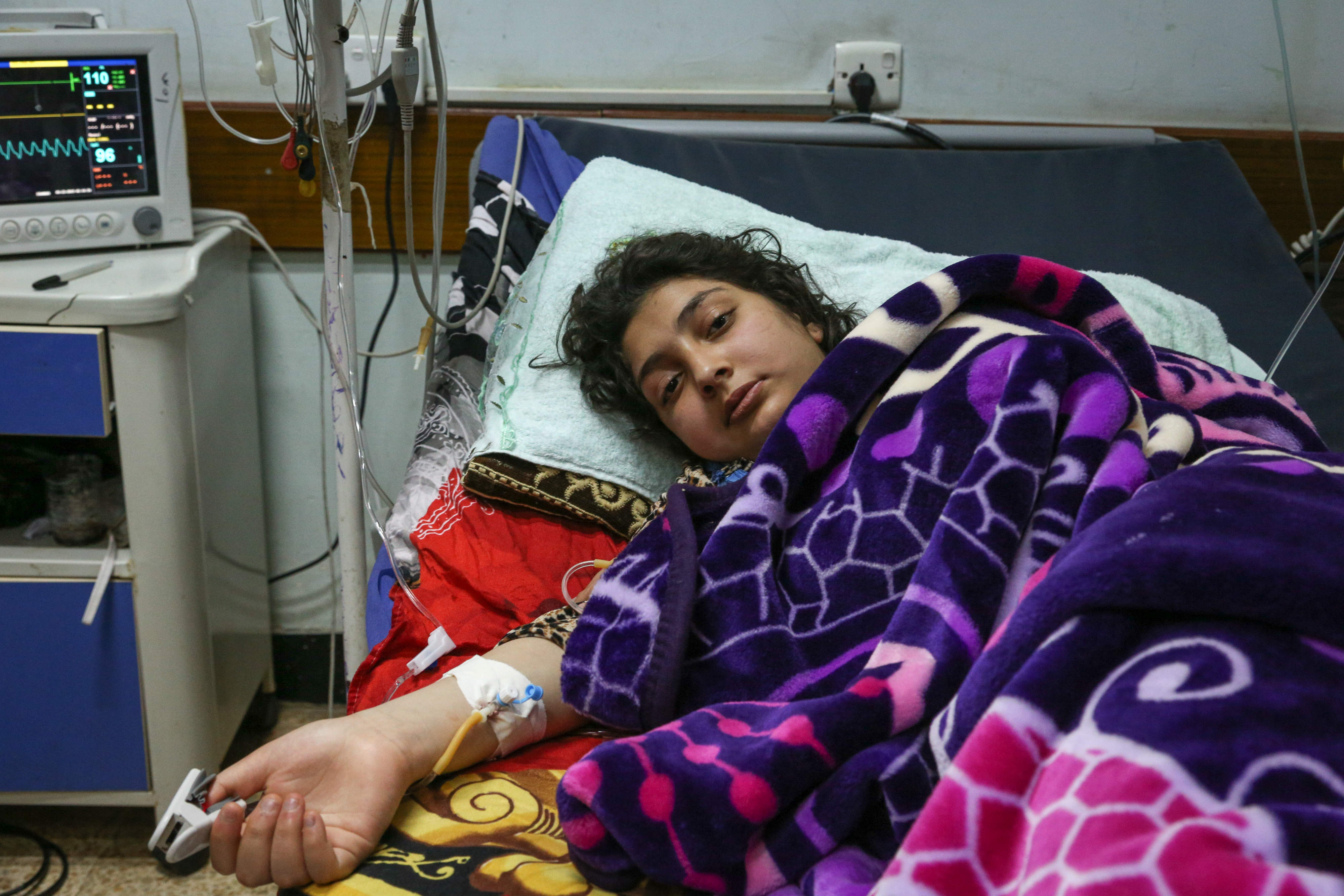 Aya Khartan Khader lies in a hospital bed in Mosul (MEE/Thea Pedersen)
