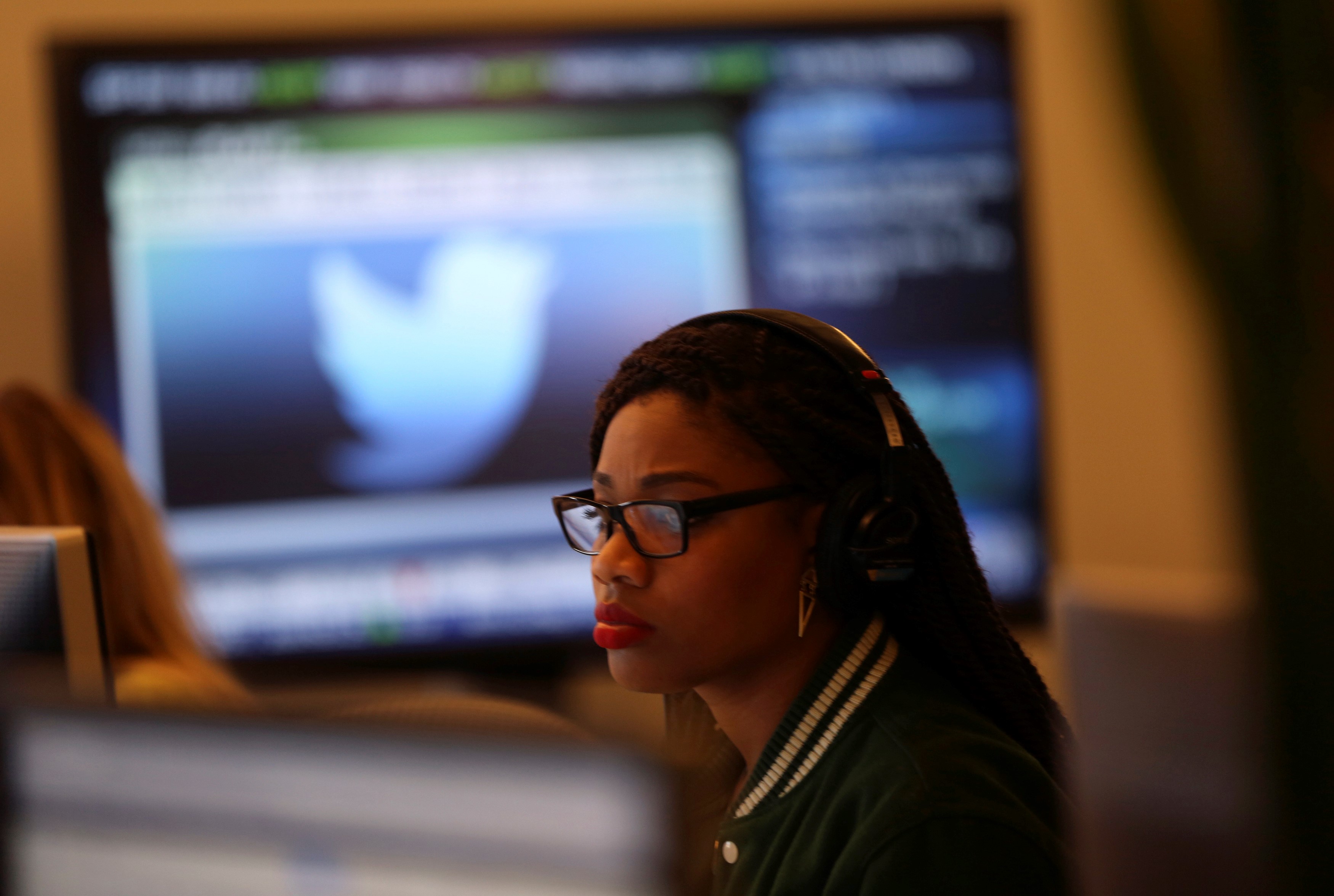 Une employée de Twitter travaille sur un ordinateur au siège de l’entreprise à San Francisco, États-Unis (Reuters)