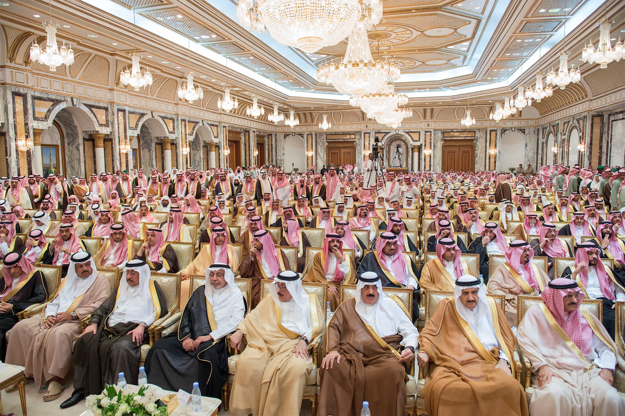 Des membres de la famille royale et des dignitaires saoudiens assistent à une cérémonie d’allégeance au prince héritier Mohammed ben Salmane à La Mecque, en Arabie saoudite, le 21 juin 2017 (Reuters)