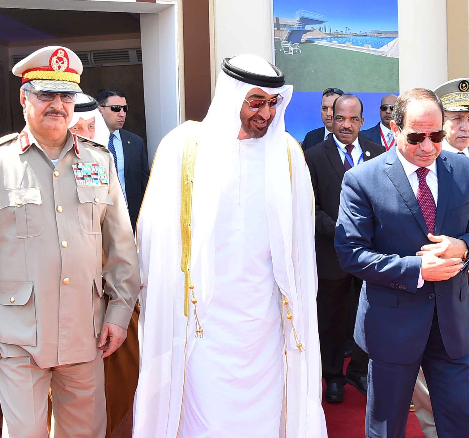 Le président égyptien Abdel Fattah al-Sissi (à droite) avec Mohammed ben Zayed (centre) et Khalifa Haftar, en Égypte le 22 juillet 2017 (Reuters)