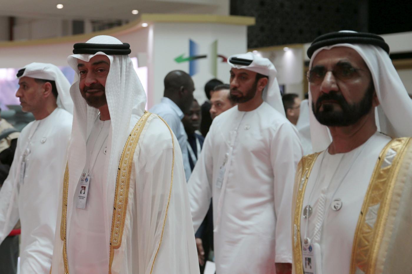 Le prince héritier d’Abou Dabi, Mohammed ben Zayed al-Nahyane (2e à gauche) et le souverain de Dubaï, Mohammed ben Rachid al-Maktoum, à Abou Dabi (Émirats arabes unis) le 17 février (Reuters)