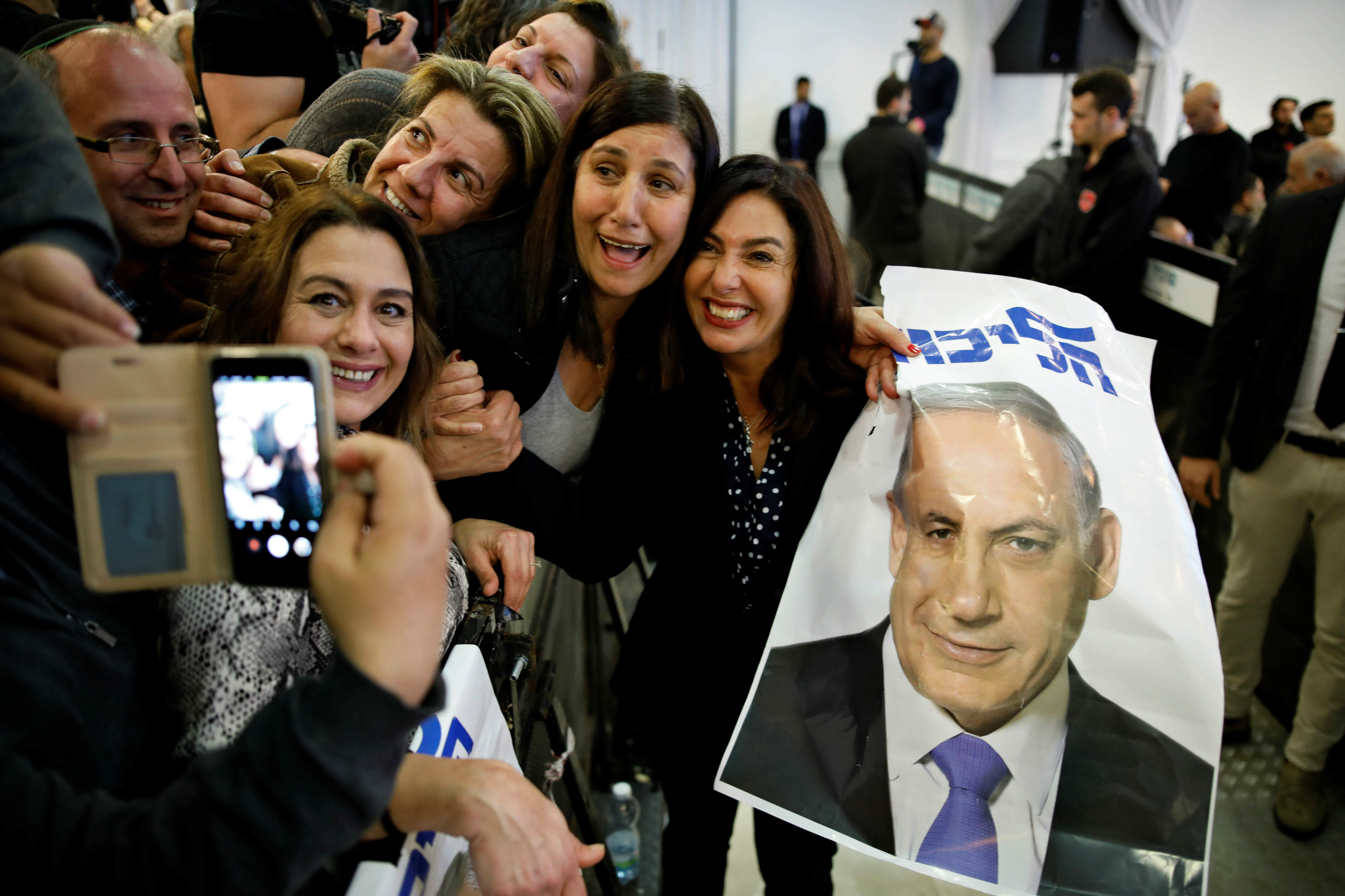 La ministre israélienne de la Culture et des Sports, Miri Regev, et les partisans du Likoud tiennent une photo du Premier ministre israélien Benyamin Netanyahou lors du lancement de la campagne électorale du Likoud (Reuters)