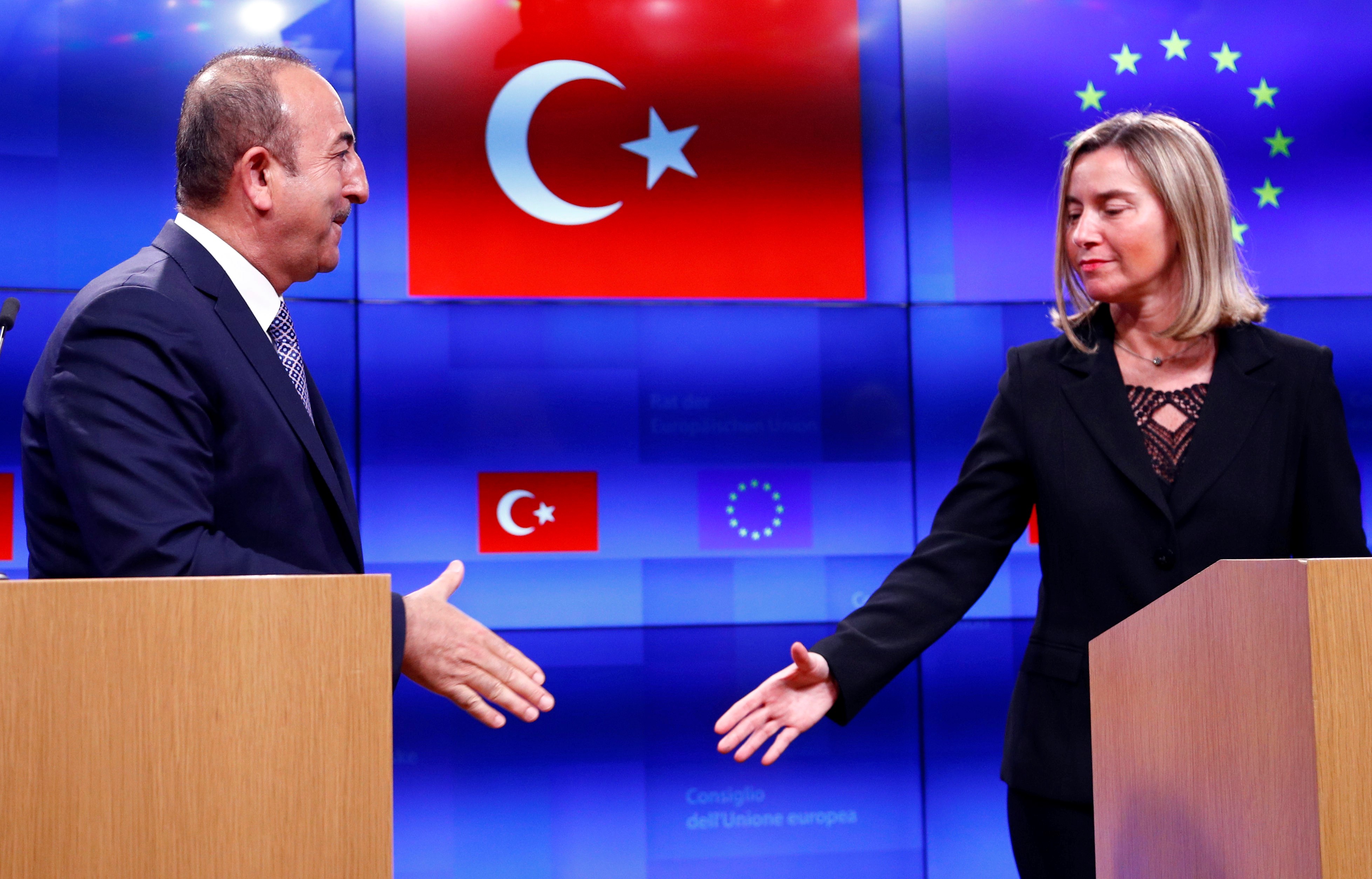 Poignée de main entre le ministre turc des Affaires étrangères Mevlüt Çavuşoğlu et la responsable de la politique étrangère de l’Union européenne, Federica Mogherini, le 15 mars en Belgique (Reuters)