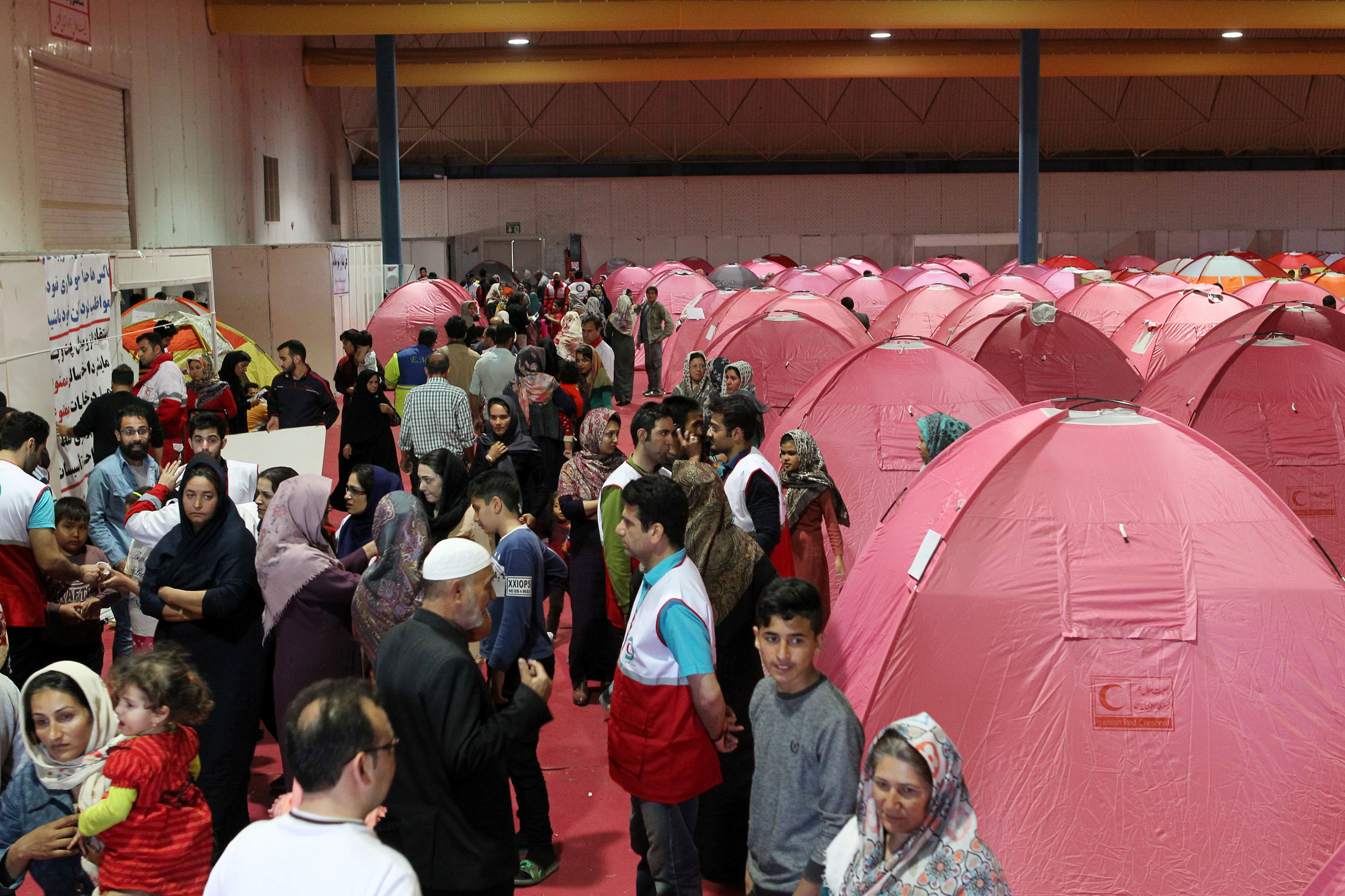 Tentes installées dans un stade par le Croissant rouge pour abriter les sinistrés (Reuters)
